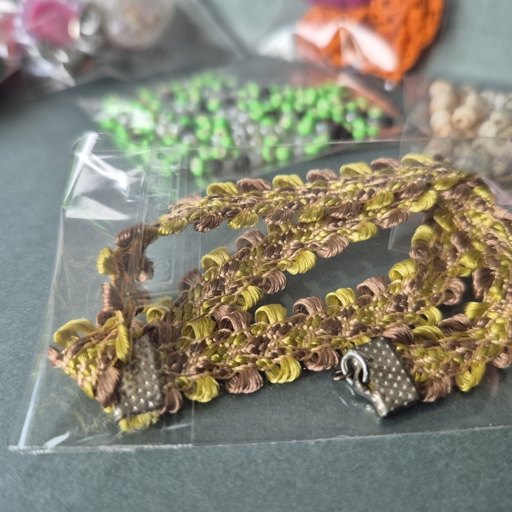 Colorful Kids Craft Beads and Ribbons Craft Kit Vintage To Now - Picture 3 of 6